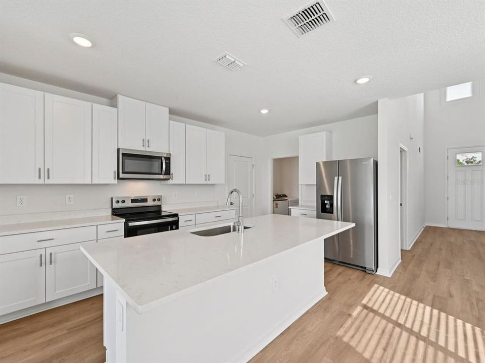 Под контрактом: $346,170 (4 спален, 2 ванн, 2168 Квадратных фут)