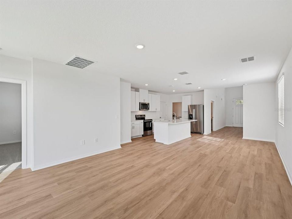 Под контрактом: $346,170 (4 спален, 2 ванн, 2168 Квадратных фут)