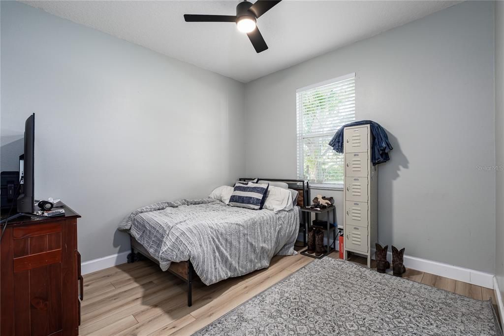 合同活跃: $425,000 (4 贝兹, 2 浴室, 1868 平方英尺)