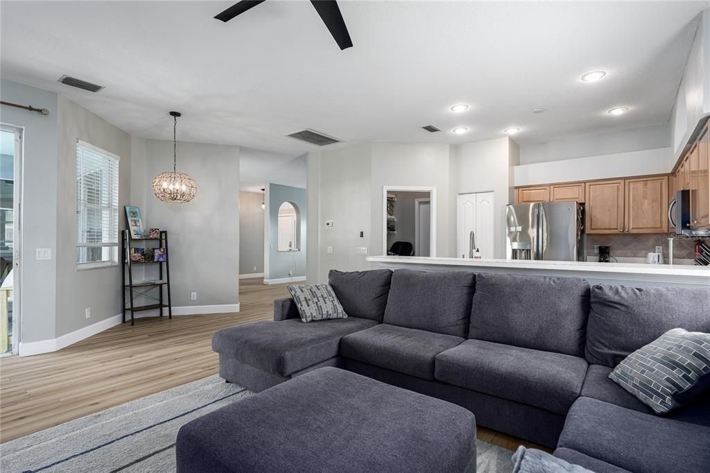 合同活跃: $425,000 (4 贝兹, 2 浴室, 1868 平方英尺)