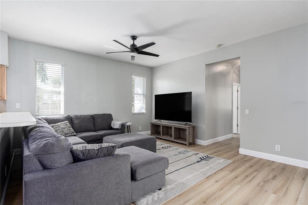 合同活跃: $425,000 (4 贝兹, 2 浴室, 1868 平方英尺)