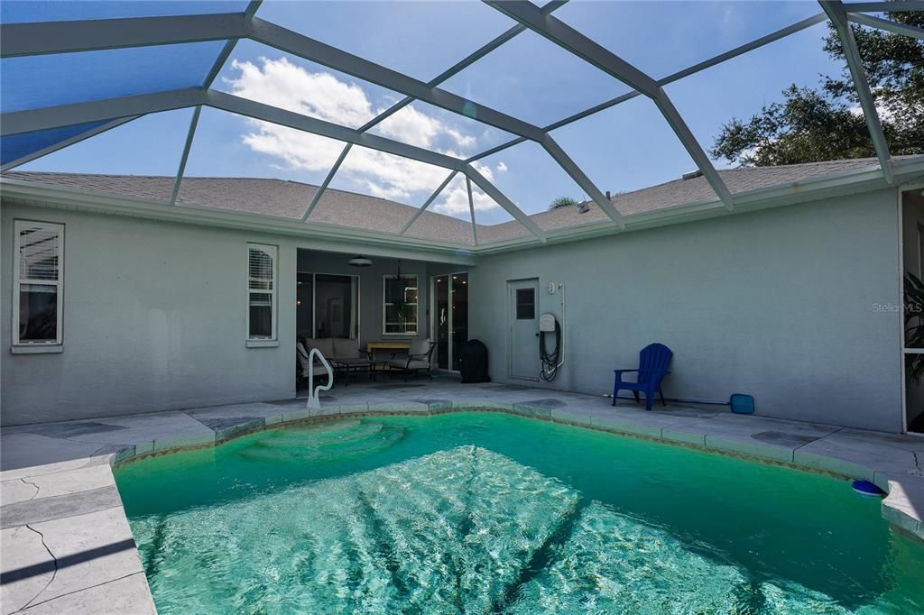 合同活跃: $425,000 (4 贝兹, 2 浴室, 1868 平方英尺)