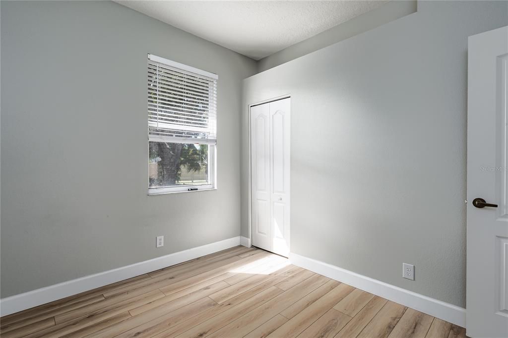 合同活跃: $425,000 (4 贝兹, 2 浴室, 1868 平方英尺)