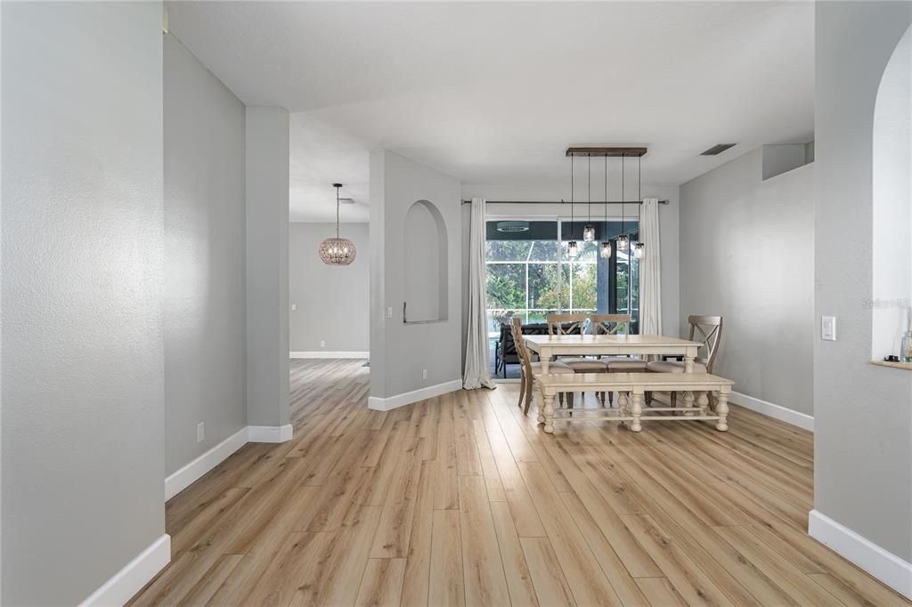 合同活跃: $425,000 (4 贝兹, 2 浴室, 1868 平方英尺)