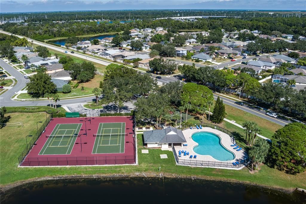 合同活跃: $425,000 (4 贝兹, 2 浴室, 1868 平方英尺)