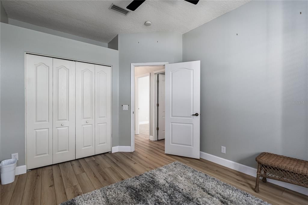 合同活跃: $425,000 (4 贝兹, 2 浴室, 1868 平方英尺)