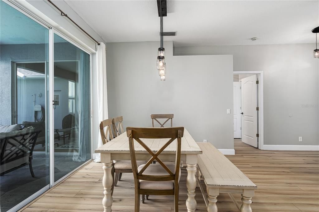 合同活跃: $425,000 (4 贝兹, 2 浴室, 1868 平方英尺)