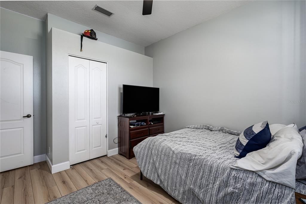 合同活跃: $425,000 (4 贝兹, 2 浴室, 1868 平方英尺)