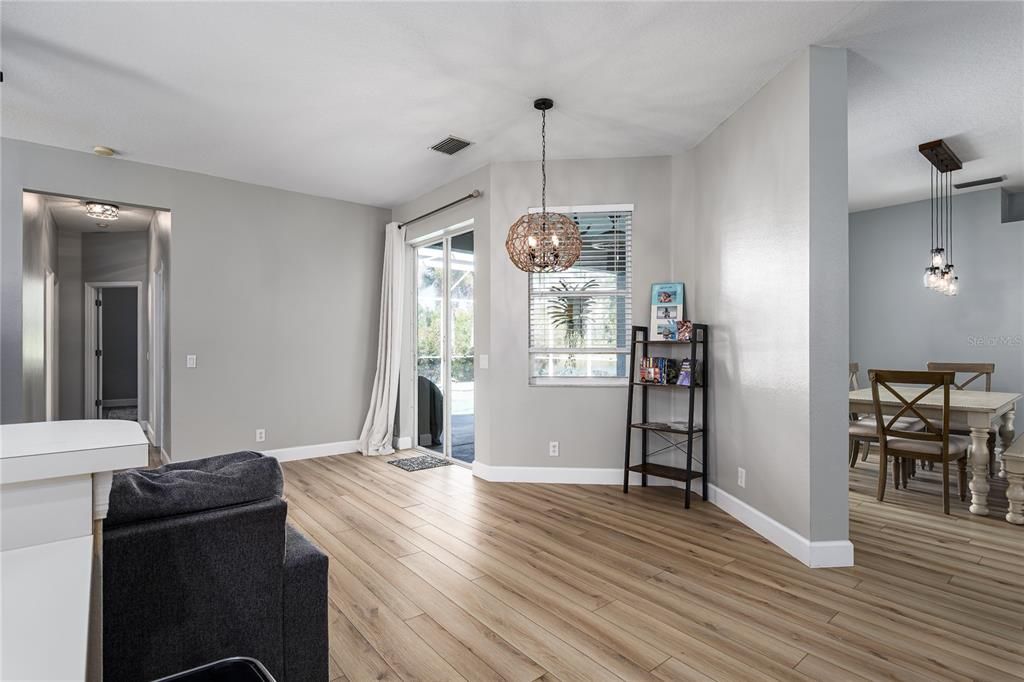 合同活跃: $425,000 (4 贝兹, 2 浴室, 1868 平方英尺)