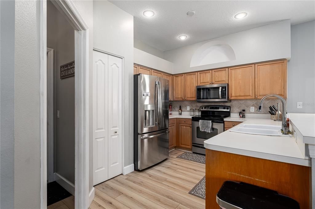 合同活跃: $425,000 (4 贝兹, 2 浴室, 1868 平方英尺)