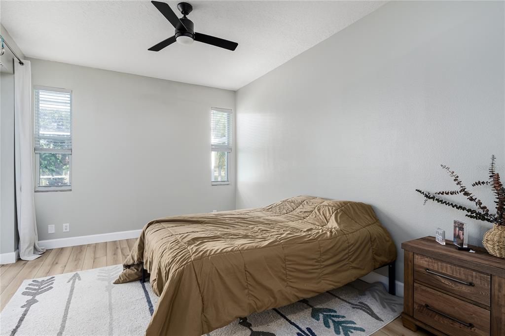 合同活跃: $425,000 (4 贝兹, 2 浴室, 1868 平方英尺)