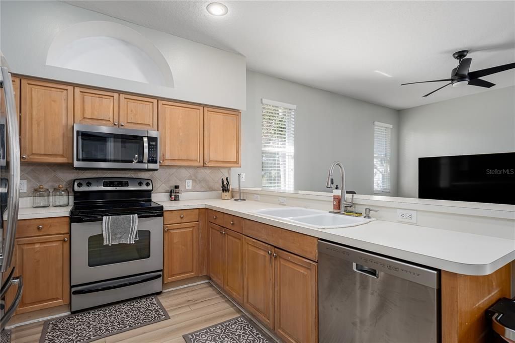 合同活跃: $425,000 (4 贝兹, 2 浴室, 1868 平方英尺)