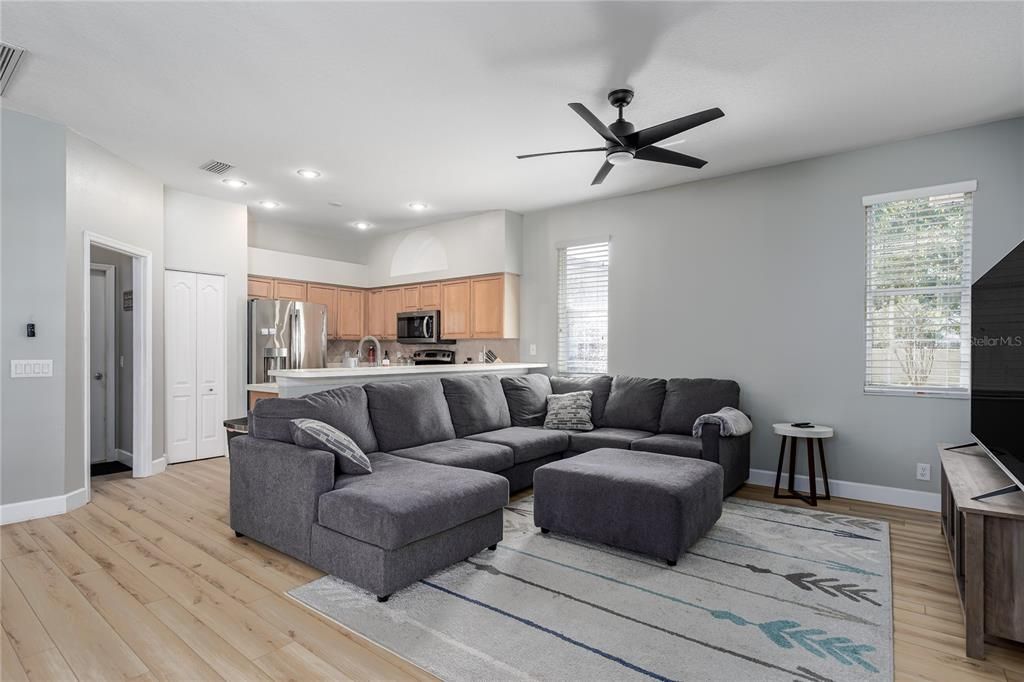 合同活跃: $425,000 (4 贝兹, 2 浴室, 1868 平方英尺)