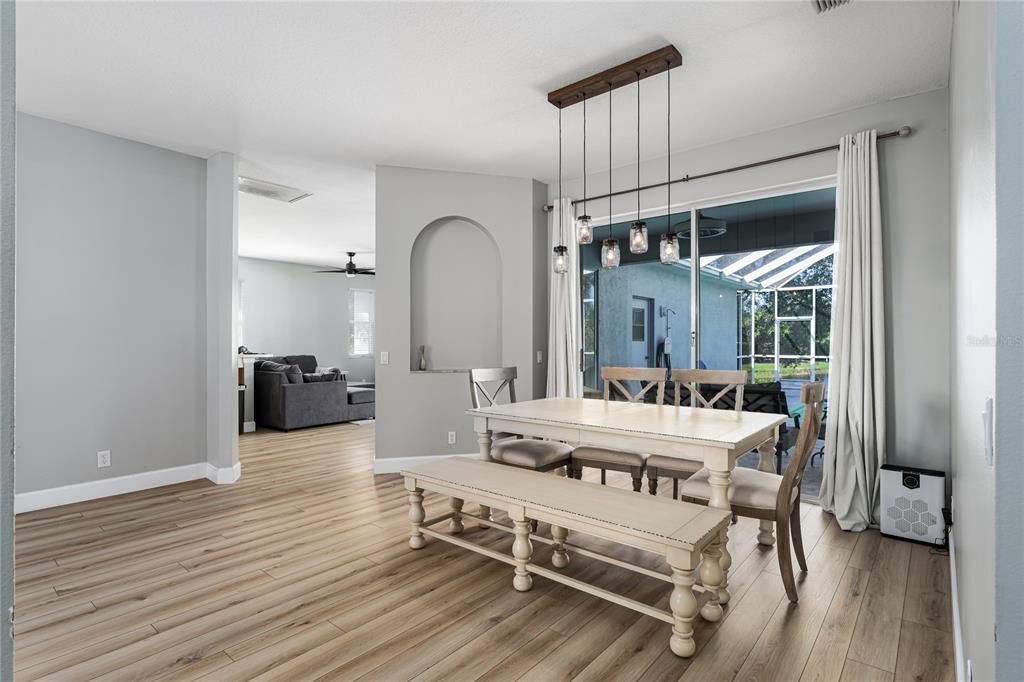 合同活跃: $425,000 (4 贝兹, 2 浴室, 1868 平方英尺)