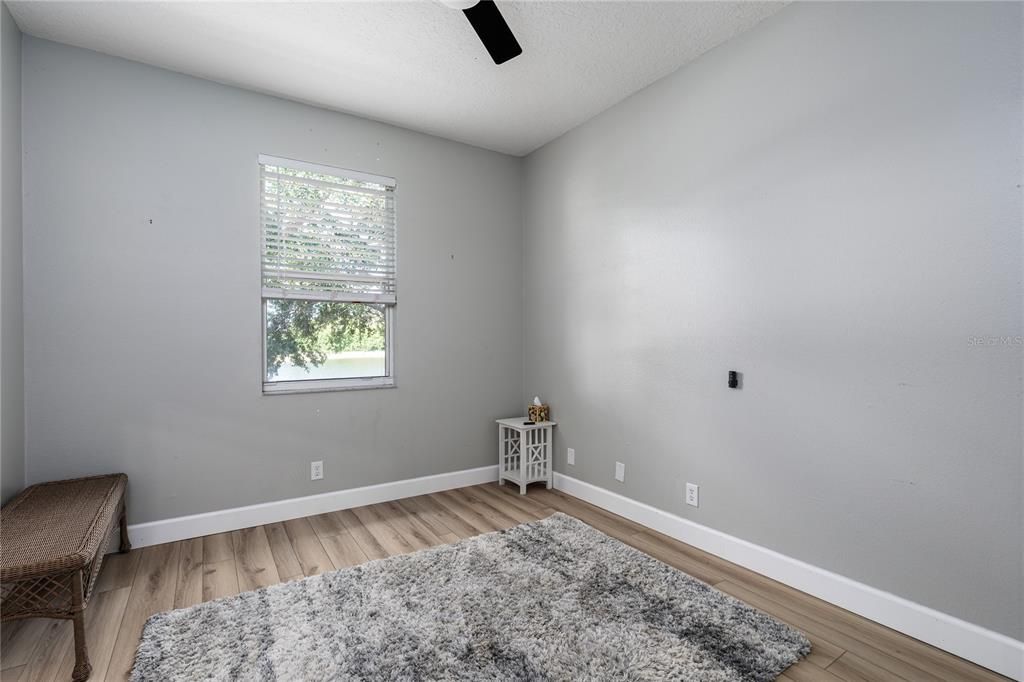 合同活跃: $425,000 (4 贝兹, 2 浴室, 1868 平方英尺)