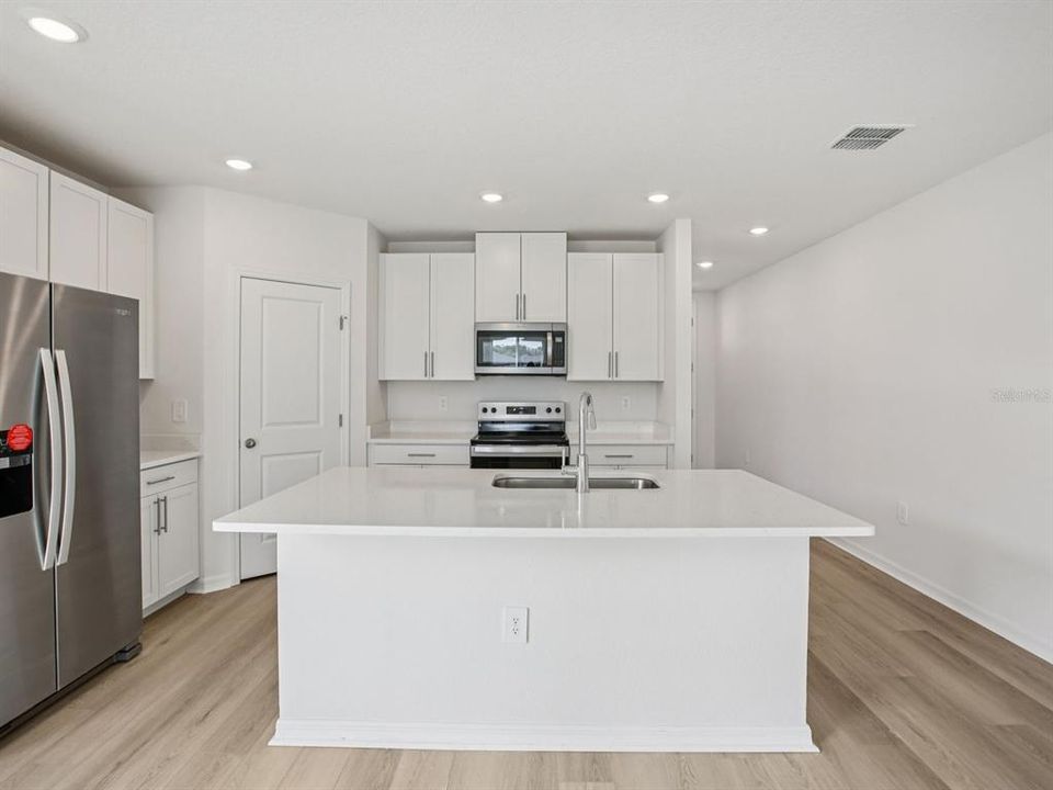 На продажу: $380,100 (4 спален, 2 ванн, 2503 Квадратных фут)