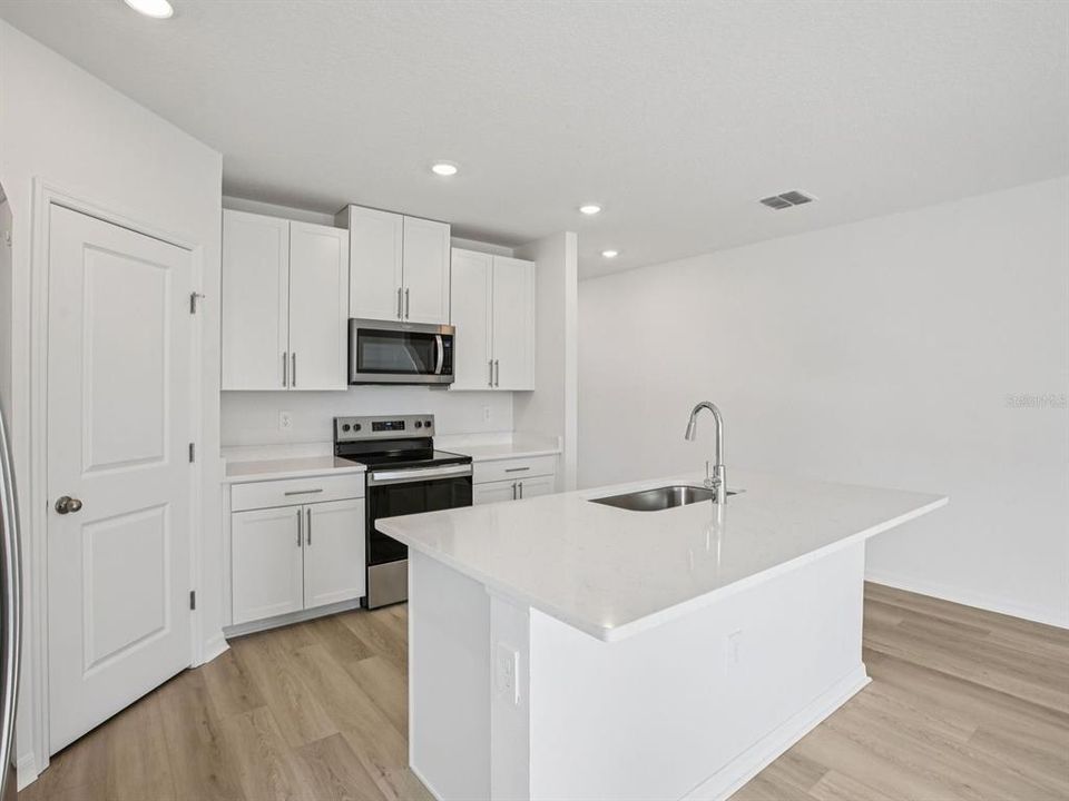 На продажу: $380,100 (4 спален, 2 ванн, 2503 Квадратных фут)