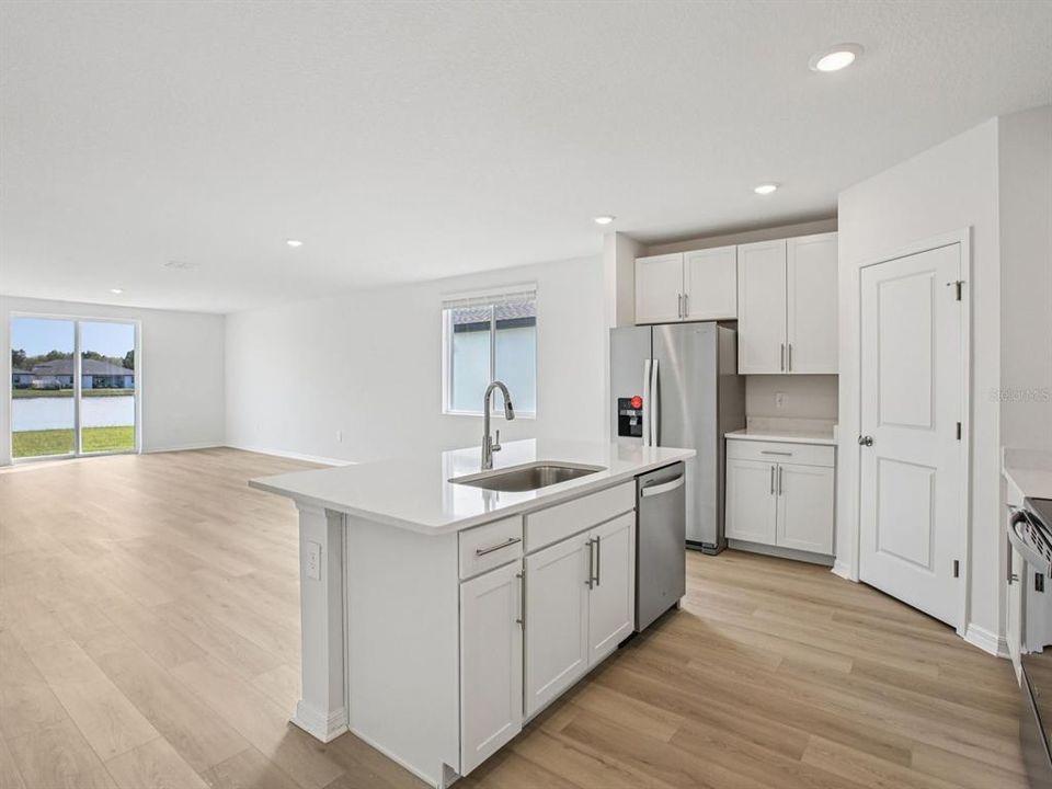 На продажу: $380,100 (4 спален, 2 ванн, 2503 Квадратных фут)