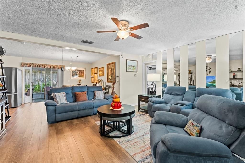 Под контрактом: $345,000 (3 спален, 2 ванн, 1347 Квадратных фут)