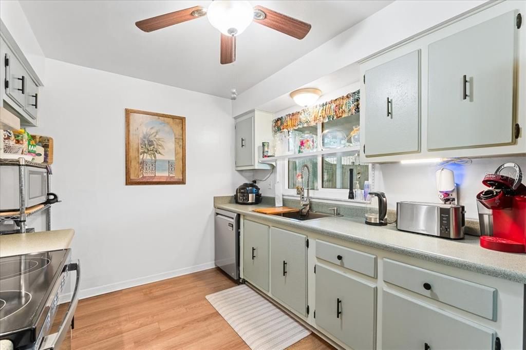 Под контрактом: $345,000 (3 спален, 2 ванн, 1347 Квадратных фут)