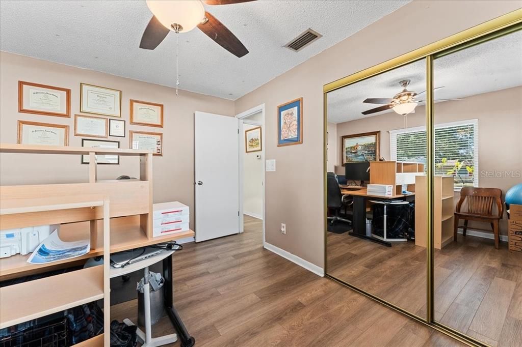 Под контрактом: $345,000 (3 спален, 2 ванн, 1347 Квадратных фут)