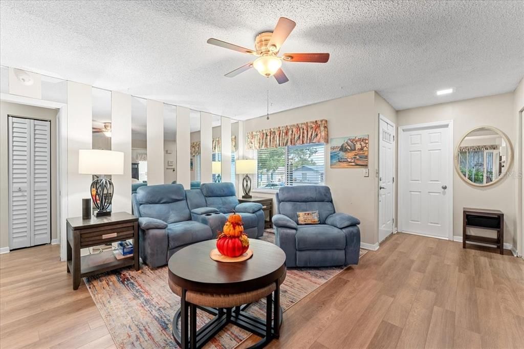 Под контрактом: $345,000 (3 спален, 2 ванн, 1347 Квадратных фут)