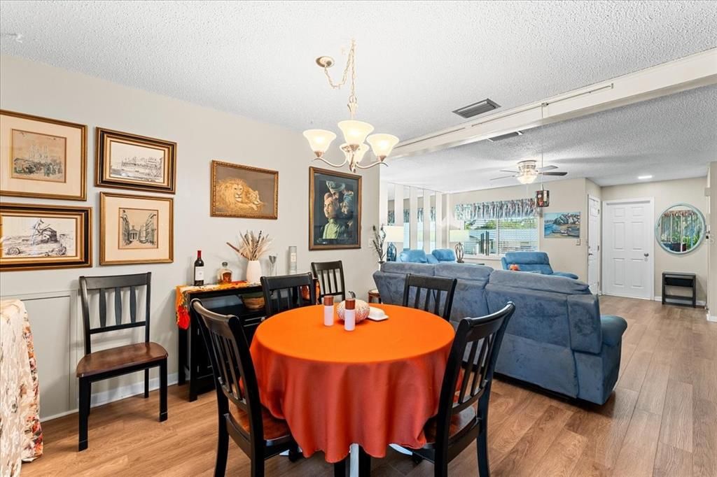 Под контрактом: $345,000 (3 спален, 2 ванн, 1347 Квадратных фут)