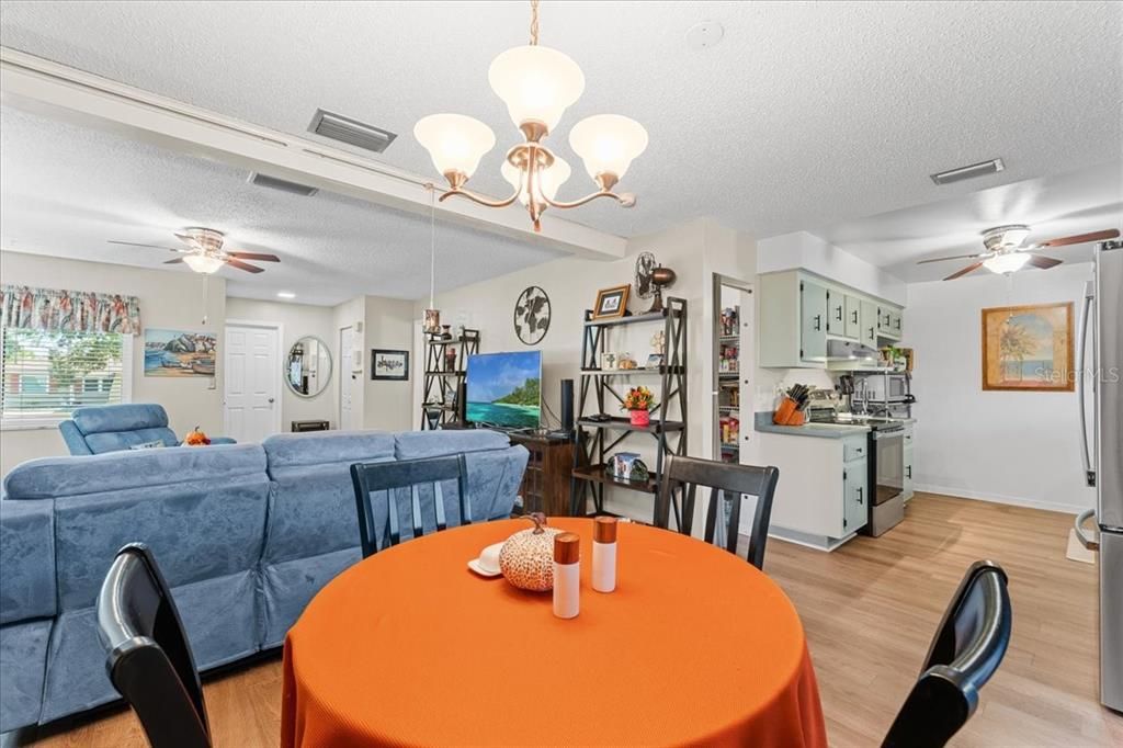 Под контрактом: $345,000 (3 спален, 2 ванн, 1347 Квадратных фут)