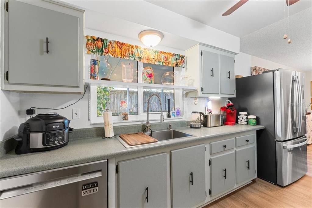 Под контрактом: $345,000 (3 спален, 2 ванн, 1347 Квадратных фут)