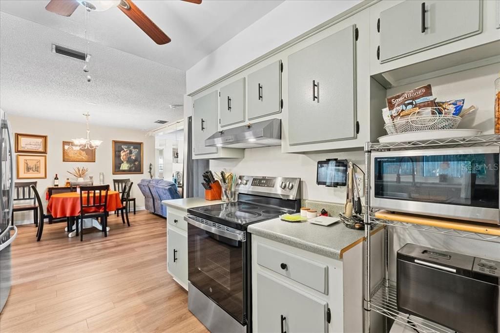 Под контрактом: $345,000 (3 спален, 2 ванн, 1347 Квадратных фут)