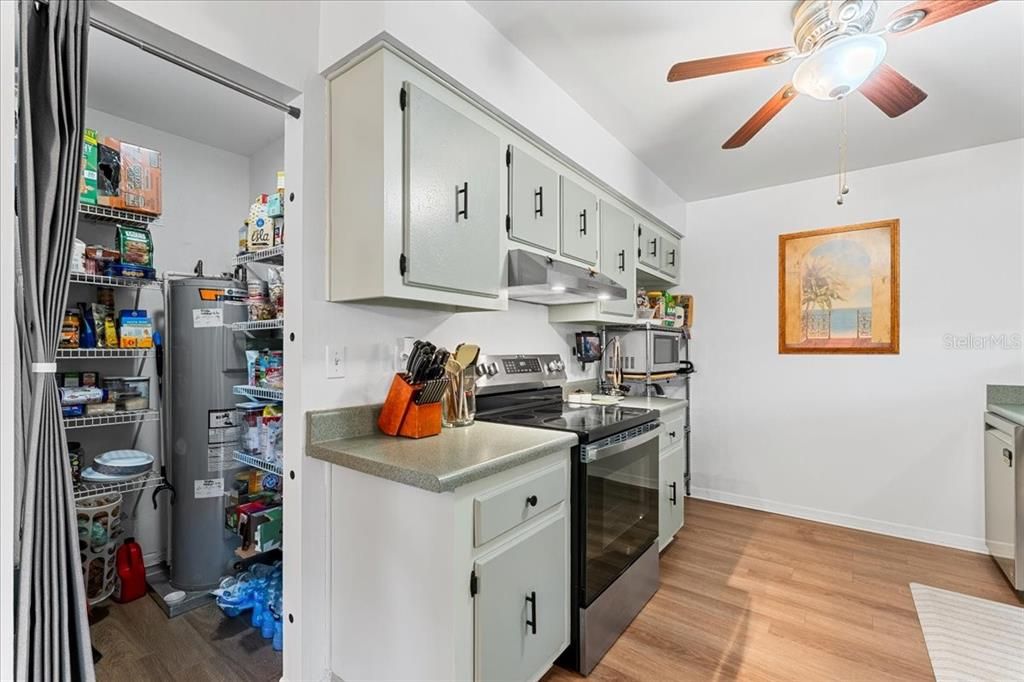 Под контрактом: $345,000 (3 спален, 2 ванн, 1347 Квадратных фут)