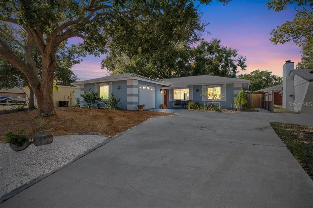 Под контрактом: $345,000 (3 спален, 2 ванн, 1347 Квадратных фут)