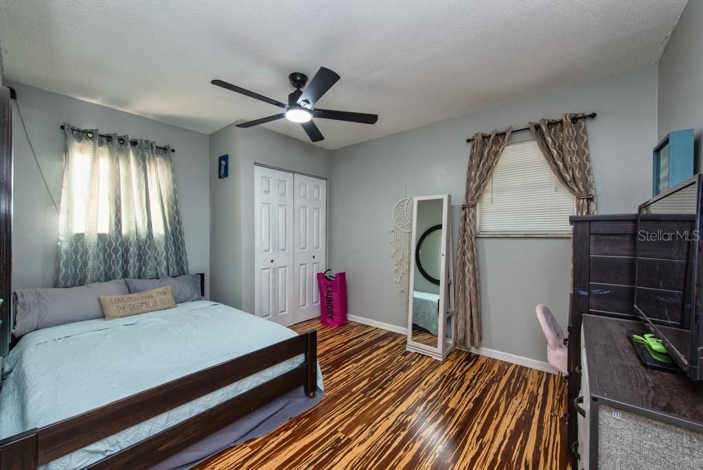 合同活跃: $305,000 (3 贝兹, 1 浴室, 960 平方英尺)