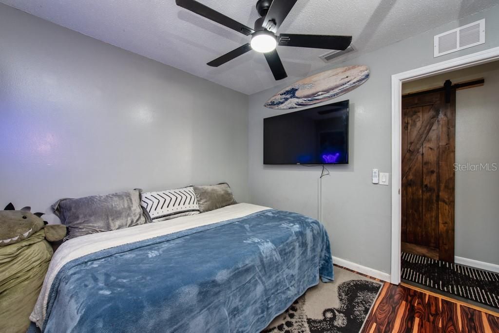 合同活跃: $305,000 (3 贝兹, 1 浴室, 960 平方英尺)