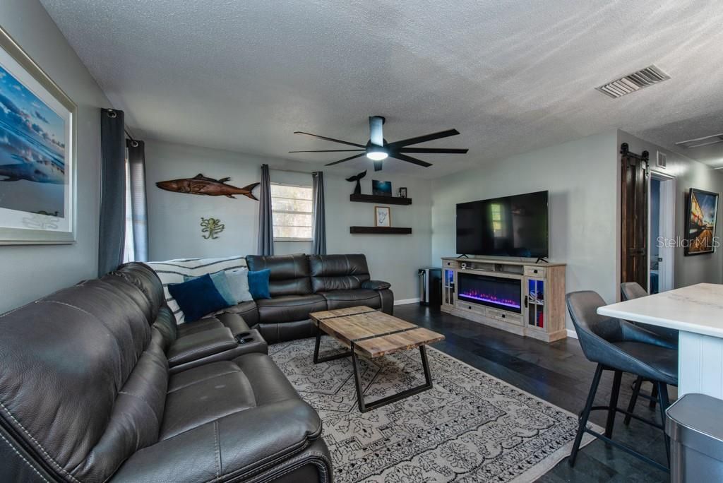 合同活跃: $305,000 (3 贝兹, 1 浴室, 960 平方英尺)