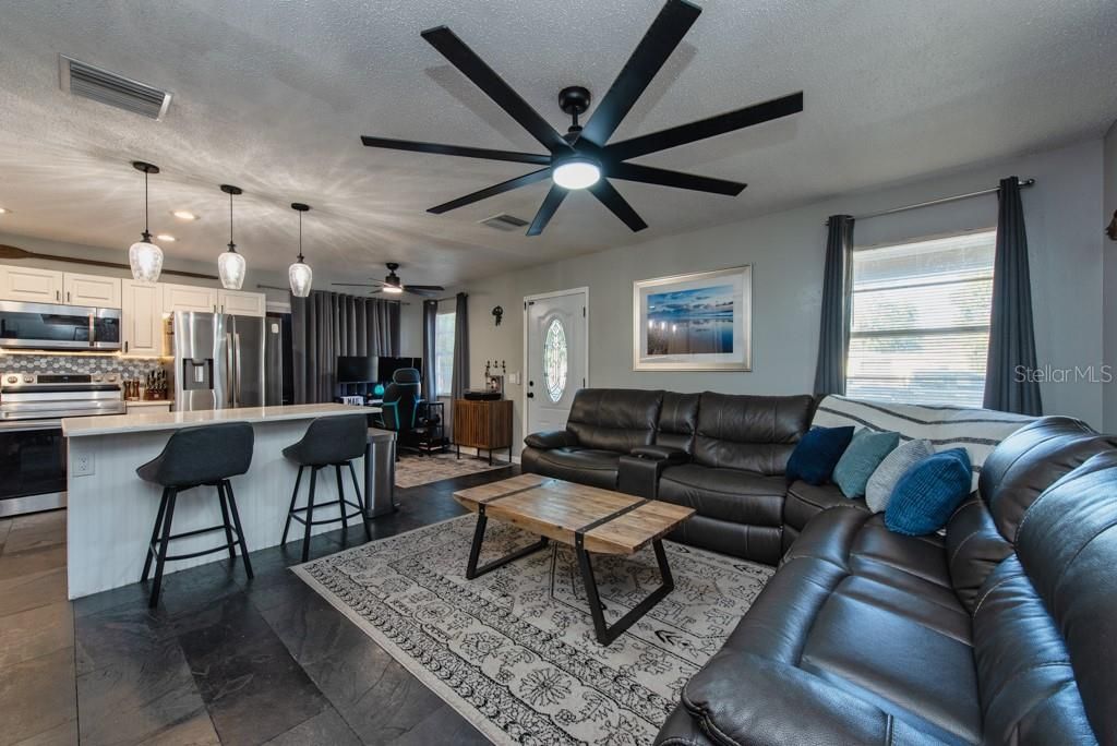 合同活跃: $305,000 (3 贝兹, 1 浴室, 960 平方英尺)