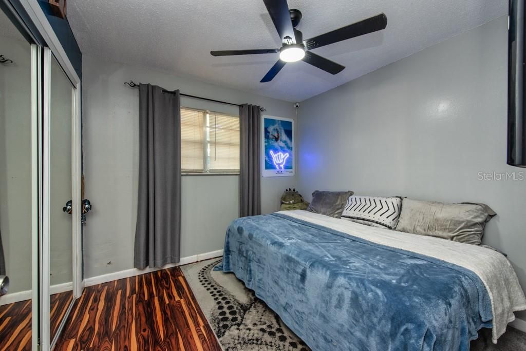 合同活跃: $305,000 (3 贝兹, 1 浴室, 960 平方英尺)