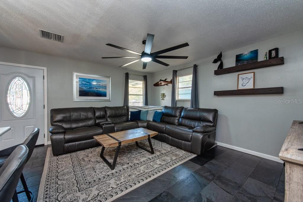 合同活跃: $305,000 (3 贝兹, 1 浴室, 960 平方英尺)