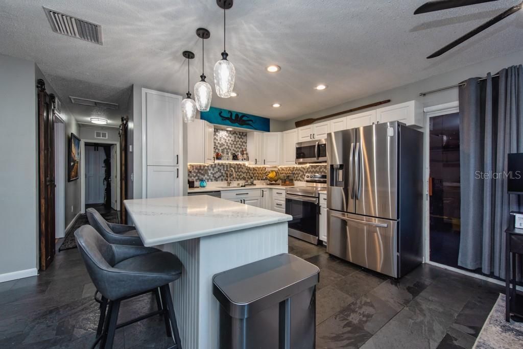 合同活跃: $305,000 (3 贝兹, 1 浴室, 960 平方英尺)