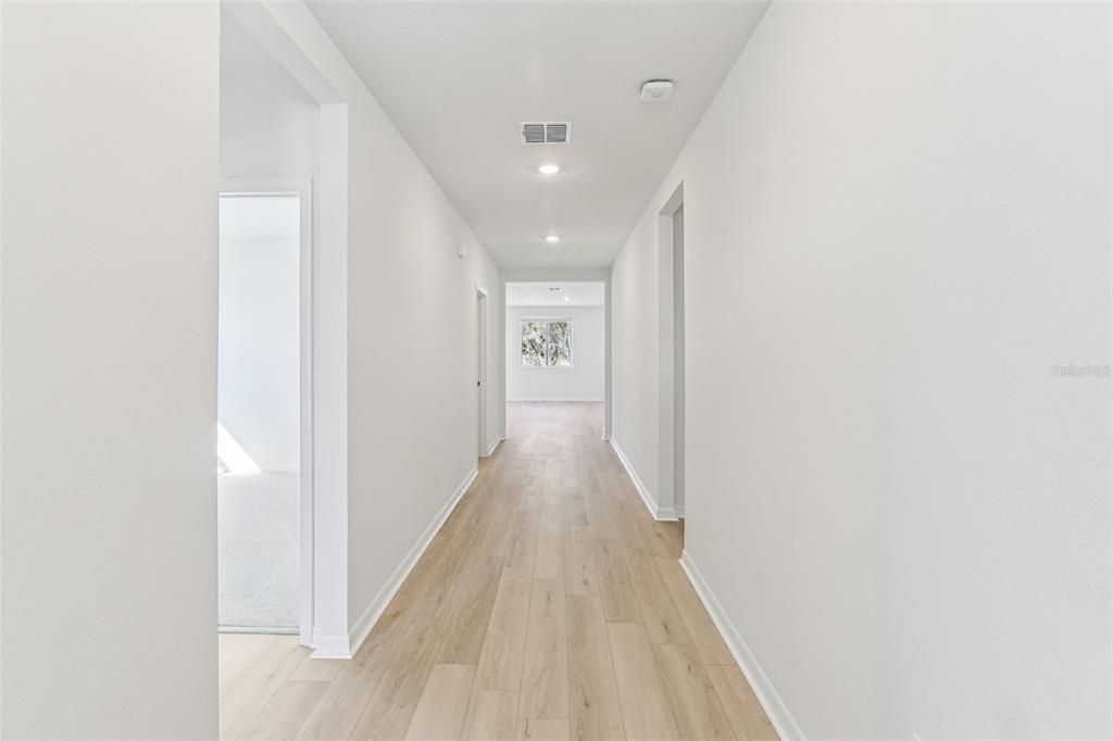 Activo con contrato: $369,620 (4 camas, 3 baños, 1988 Pies cuadrados)