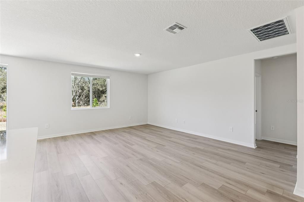 Activo con contrato: $369,620 (4 camas, 3 baños, 1988 Pies cuadrados)