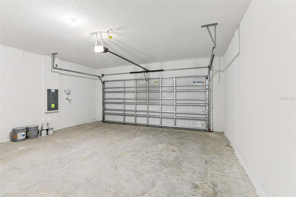 Activo con contrato: $369,620 (4 camas, 3 baños, 1988 Pies cuadrados)