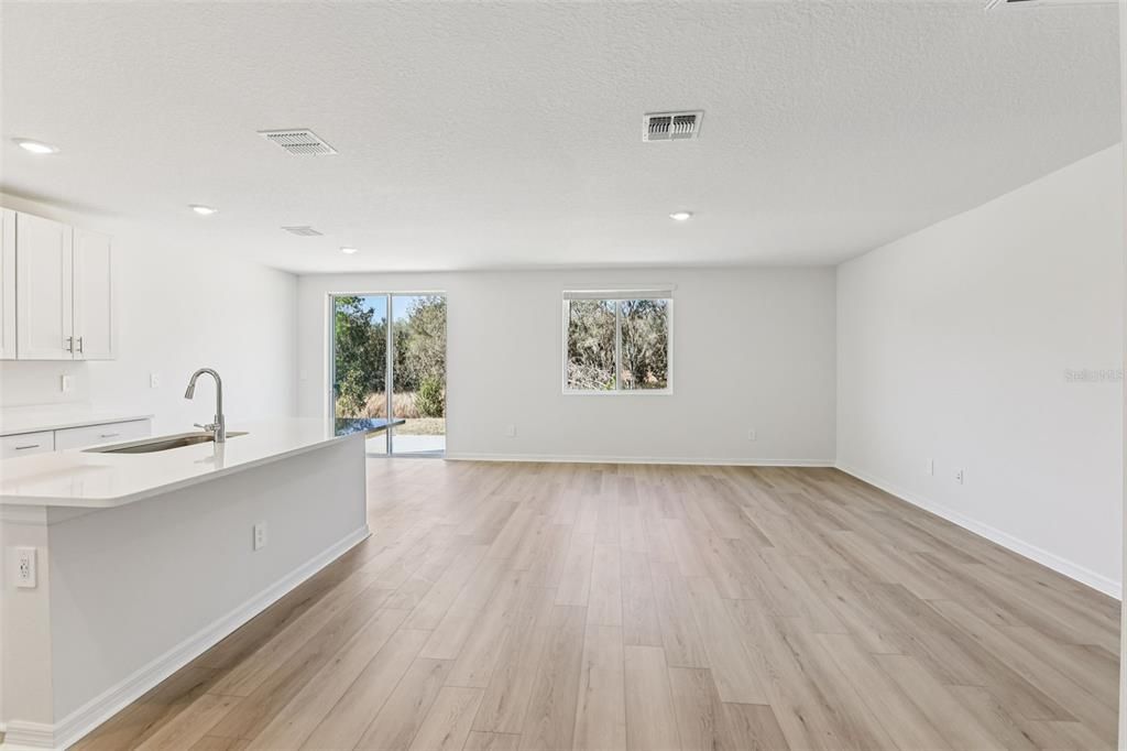 Activo con contrato: $369,620 (4 camas, 3 baños, 1988 Pies cuadrados)