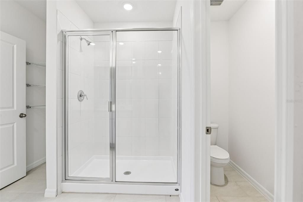 Activo con contrato: $369,620 (4 camas, 3 baños, 1988 Pies cuadrados)