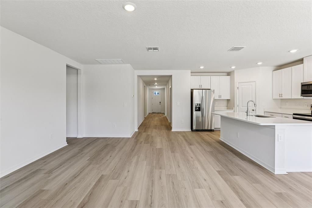 Activo con contrato: $369,620 (4 camas, 3 baños, 1988 Pies cuadrados)