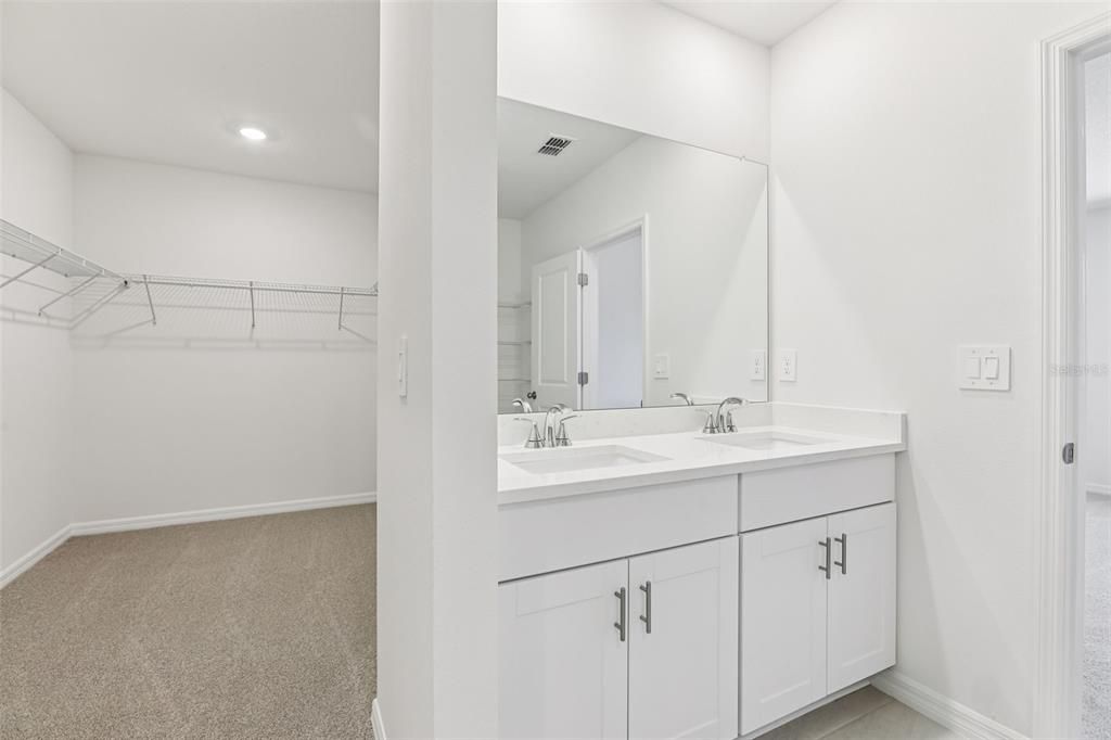 Activo con contrato: $369,620 (4 camas, 3 baños, 1988 Pies cuadrados)