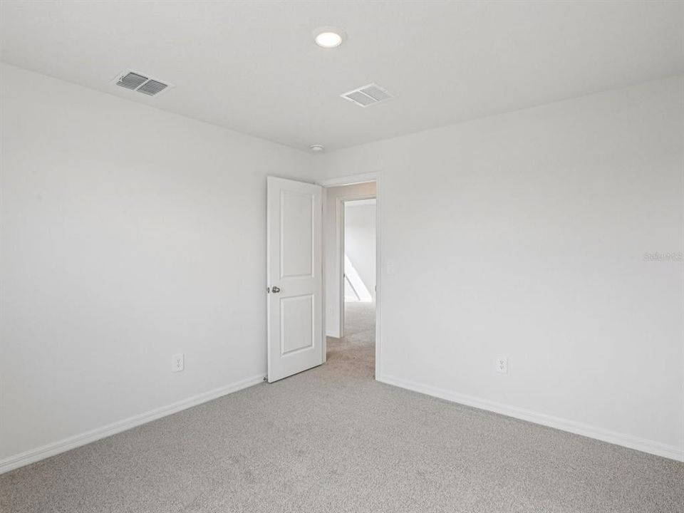 Activo con contrato: $389,000 (4 camas, 2 baños, 2503 Pies cuadrados)