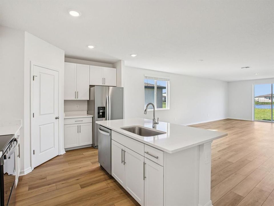Activo con contrato: $389,000 (4 camas, 2 baños, 2503 Pies cuadrados)