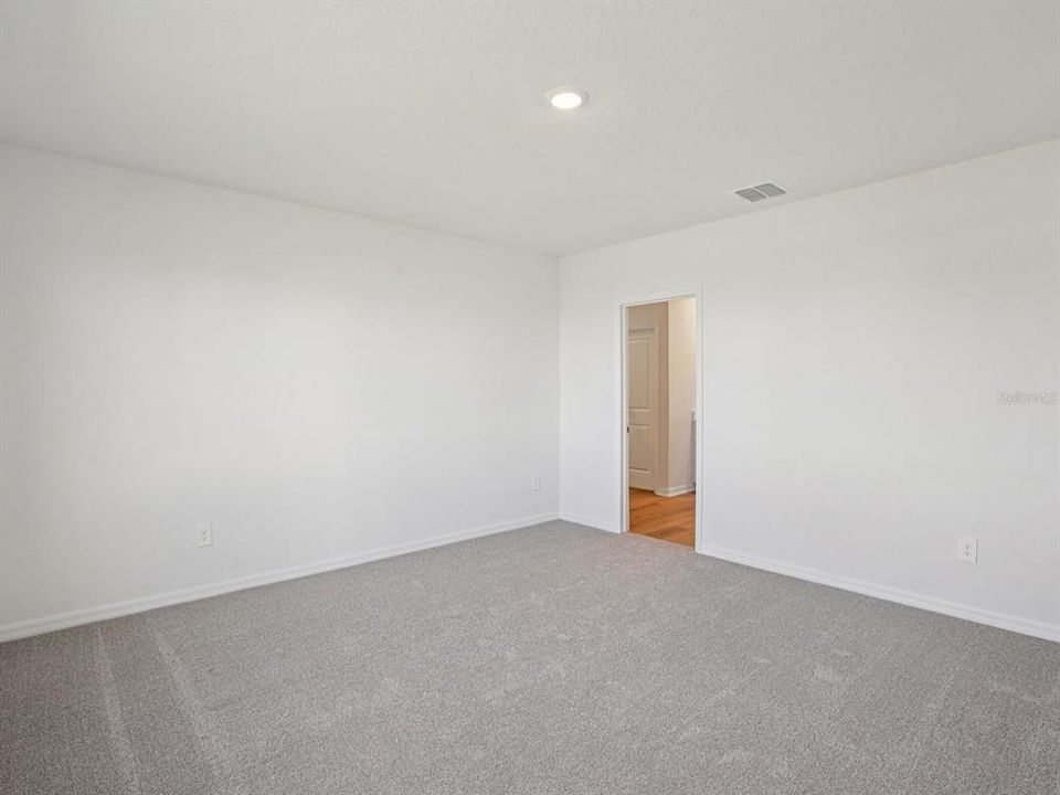 Activo con contrato: $389,000 (4 camas, 2 baños, 2503 Pies cuadrados)