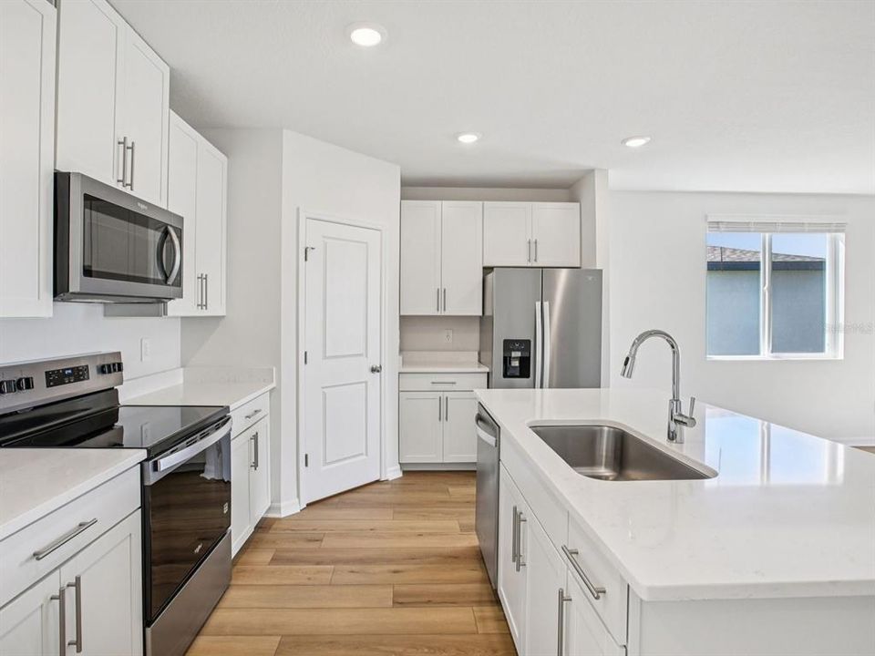 Activo con contrato: $389,000 (4 camas, 2 baños, 2503 Pies cuadrados)